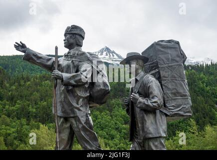 Skagway, AK - 6. Juni 2022: Bronze-Denkmal für Goldgräber und Bergführer, die Scagway über den White Pass nach Yukon verließen Stockfoto