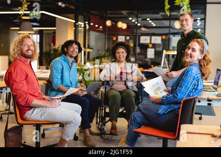 Porträt von lächelnden, multirassischen Geschäftsfrauen und Geschäftsfrauen im kreativen Büro Stockfoto