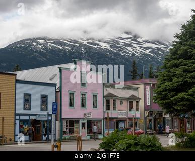 Skagway, AK - 6. Juni 2022: Kleine Geschäfte und Restaurants in der kleinen alaskischen Stadt Skagway Stockfoto