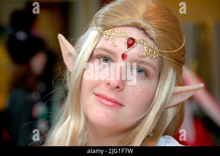 Die Leute auf der MegaCon kleiden und handeln wie Figuren, die sie zum Spaß bewundern und solche aus Fantasy- und Science-Fiction-SCFI und Filmen Stockfoto