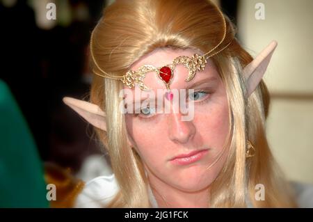 Die Leute auf der MegaCon kleiden und handeln wie Figuren, die sie zum Spaß bewundern und solche aus Fantasy- und Science-Fiction-SCFI und Filmen Stockfoto