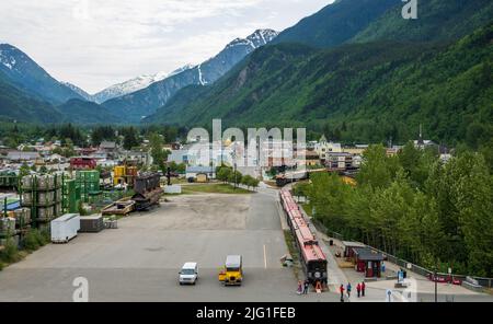 Skagway, AK - 6. Juni 2022: White Pass Touristenzug in der kleinen alaskischen Stadt Skagway Stockfoto