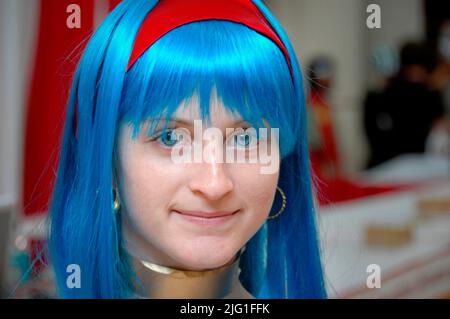 Die Leute auf der MegaCon kleiden und handeln wie Figuren, die sie zum Spaß bewundern und solche aus Fantasy- und Science-Fiction-SCFI und Filmen Stockfoto