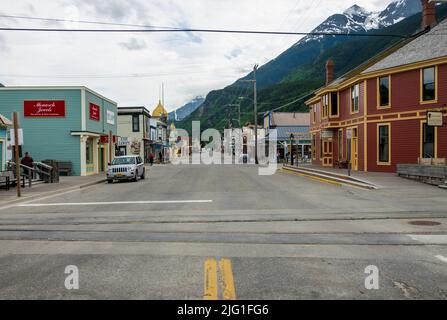 Skagway, AK - 6. Juni 2022: Haupteinkaufsstraße in der kleinen alaskischen Stadt Skagway Stockfoto