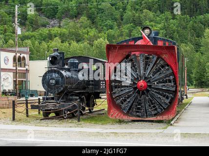 Skagway, AK - 6. Juni 2022: White Pass Touristenzug und Schneeräumanlage in Alaskas Stadt Skagway Stockfoto