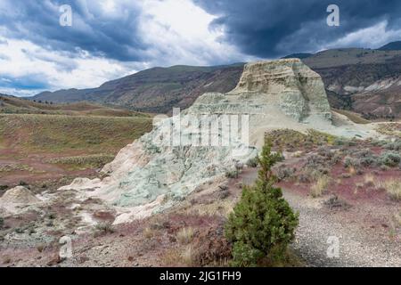 Wunderschöne blaue Felsformation aus dem Blue Basin in Central Oregon, USA an einem bewölkten Tag mit dunklen Sturmwolken. Stockfoto