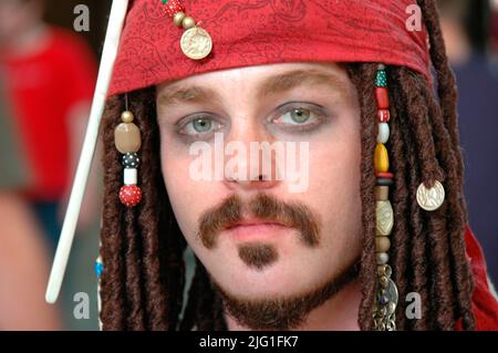 Die Leute auf der MegaCon kleiden und handeln wie Figuren, die sie zum Spaß bewundern und solche aus Fantasy- und Science-Fiction-SCFI und Filmen Stockfoto