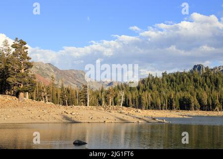 Blick auf den Horseshoe Lake, der sich etwas außerhalb der Stadt im Mammoth Lakes Basin, Kalifornien, befindet Stockfoto