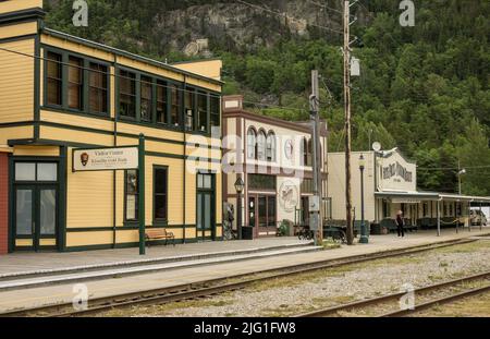 Skagway, AK - 6. Juni 2022: White Pass Bahnhof und Besucherzentrum in Alaskas Stadt Skagway Stockfoto