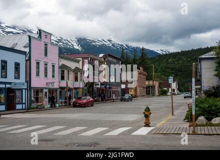 Skagway, AK - 6. Juni 2022: Kleine Geschäfte und Restaurants in der kleinen alaskischen Stadt Skagway Stockfoto