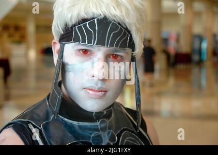 Die Leute auf der MegaCon kleiden und handeln wie Figuren, die sie zum Spaß bewundern und solche aus Fantasy- und Science-Fiction-SCFI und Filmen Stockfoto