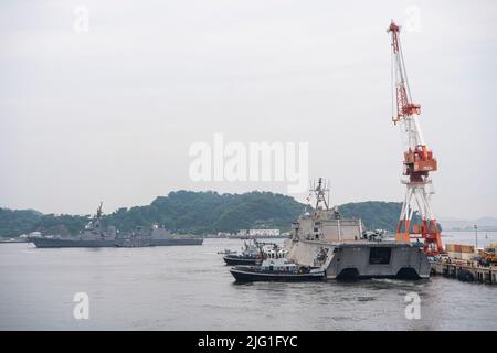 YOKOSUKA, Japan (Jun. 21, 2022) das Litoral Combat Ship USS Charleston (LCS 18) kommt bei Commander, Fleet Activities Yokosuka (CFAY) an. Charleston ist derzeit im Flottenbereich der USA 7. tätig. Seit 75 Jahren stellt, pflegt und betreibt CFAY Basiseinrichtungen und -Dienste zur Unterstützung der vorwärts eingesetzten Seestreitkräfte der US-7.-Flotte, der Pächter-Kommandos und Tausender militärischer und ziviler Mitarbeiter und ihrer Familien. (USA Navy Foto von MC1 Kaleb J. Sarten) Stockfoto