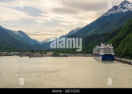 Skagway, AK - 6. Juni 2022: Celebrity Millenium dockte in der kleinen alaskischen Stadt Skagway an Stockfoto