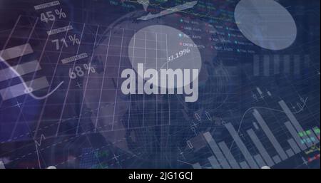 Bild von Grafiken und Finanzdaten über den Globus auf navy Hintergrund Stockfoto