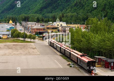 Skagway, AK - 6. Juni 2022: White Pass Touristenzug in der kleinen alaskischen Stadt Skagway Stockfoto