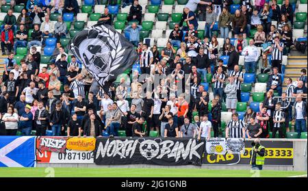 St Mirren Fans - Linfield vs St Mirren, Samstag, 2.. Juli 2022, Windsor Park, Belfast Stockfoto