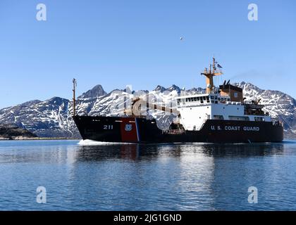 Die USCGC Oak Crew durchläuft die Hamborgersund Fjorde während eines fünftägigen Trainings mit grönländischen, dänischen und französischen Partnern, 5. Juli 2022. Die Trainingsveranstaltung, Exercise Argus, soll die Fähigkeit internationaler Partner verbessern, auf Such- und Rettungs- und Meeresumwelt-Ereignisse in der Arktis zu reagieren. Foto der US-Küstenwache von Petty Officer 2. Class Diana Sherbs. Stockfoto