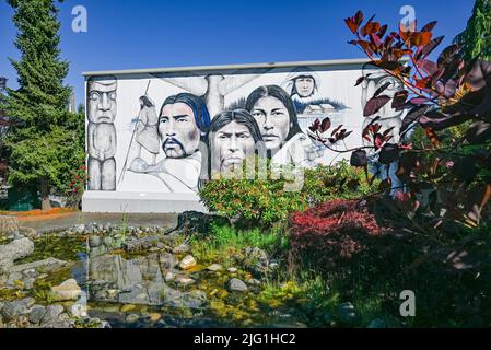 Native Heritage Wandbild des Künstlers Paul Ygartua, Heritage Square, Chemainus, City of Murals, British Columbia, Kanada Stockfoto