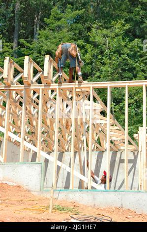 Lateinischen Belegschaft Gebäude Holzstab gebaut Haus Hause schneiden Maßnahme Nagelung an heißen Tag Stockfoto