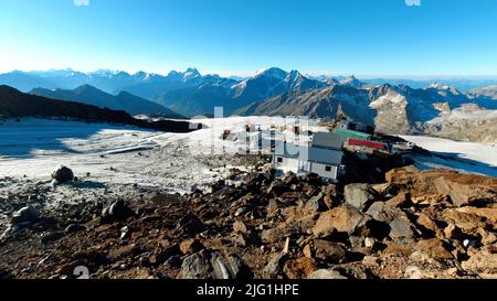 Blick vom Gipfel des Hügels auf das arktische Expeditionshaus mit Zeitraffereffekt. Clip. Kleines Lager des Wissenschaftlers in den Bergen Stockfoto