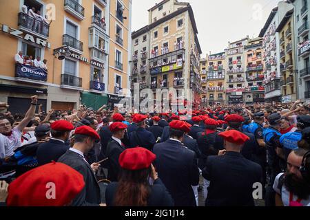 Pamplona, Spanien. 06.. Juli 2022. Beginn der San Fermin-Feierlichkeiten im Rathaus von Pamplona nach dem Chupinazo. Pamplona, Spanien 06. Juli 2022 (Foto: Edgar Gutiérrez/Sipa USA) Quelle: SIPA USA/Alamy Live News Stockfoto