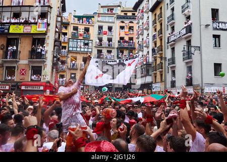 Pamplona, Spanien. 06.. Juli 2022. Beginn der San Fermin-Feierlichkeiten im Rathaus von Pamplona nach dem Chupinazo. Pamplona, Spanien 06. Juli 2022 (Foto: Edgar Gutiérrez/Sipa USA) Quelle: SIPA USA/Alamy Live News Stockfoto