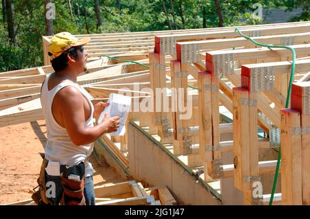 Lateinischen Belegschaft Gebäude Holzstab gebaut Haus Hause schneiden Maßnahme Nagelung an heißen Tag Stockfoto