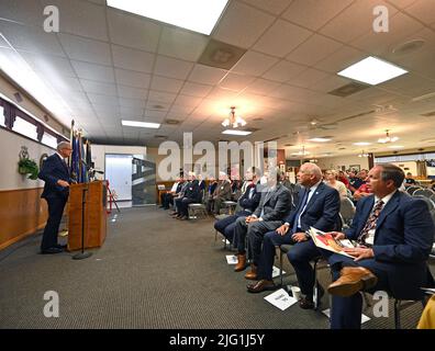 EMPORIA, KANSAS - 6. JULI 2022 der US-Senator Jerry Moran (R-KS) führt heute den Vorsitz bei der Eröffnungszeremonie der Installation des ATLAS POD durch das US-Veteranenministerium an der American Legion Post 5 in Emporia. Der von Philips entwickelte Pod wurde Anfang des Jahres eingerichtet und Veteranen zur Verfügung gestellt, damit sie telemedizinische Termine in jedem VA-Krankenhaus haben können Stockfoto