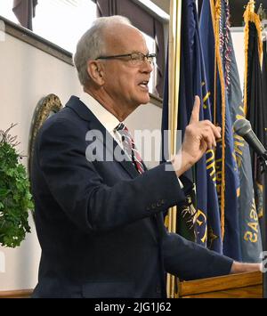 EMPORIA, KANSAS - 6. JULI 2022 der US-Senator Jerry Moran (R-KS) führt heute den Vorsitz bei der Eröffnungszeremonie der Installation des ATLAS POD durch das US-Veteranenministerium an der American Legion Post 5 in Emporia. Der von Philips entwickelte Pod wurde Anfang des Jahres eingerichtet und Veteranen zur Verfügung gestellt, damit sie telemedizinische Termine in jedem VA-Krankenhaus haben können Stockfoto