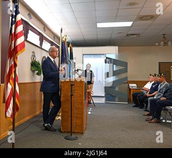 EMPORIA, KANSAS - 6. JULI 2022 der US-Senator Jerry Moran (R-KS) führt heute den Vorsitz bei der Eröffnungszeremonie der Installation des ATLAS POD durch das US-Veteranenministerium an der American Legion Post 5 in Emporia. Der von Philips entwickelte Pod wurde Anfang des Jahres eingerichtet und Veteranen zur Verfügung gestellt, damit sie telemedizinische Termine in jedem VA-Krankenhaus haben können Stockfoto