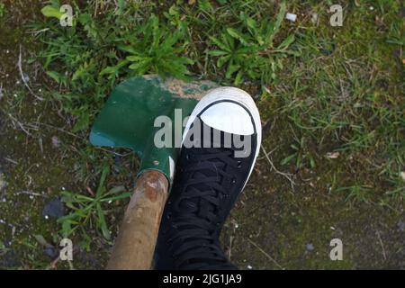 Fuß auf eine Schaufel, das Konzept der Gartenarbeit aus nächster Nähe Stockfoto