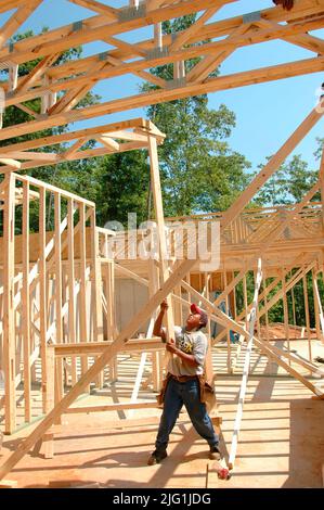 Lateinischen Belegschaft Gebäude Holzstab gebaut Haus Hause schneiden Maßnahme Nagelung an heißen Tag Stockfoto
