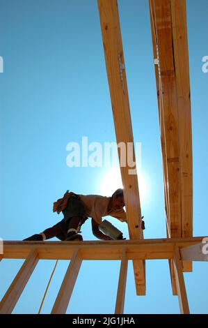 Lateinischen Belegschaft Gebäude Holzstab gebaut Haus Hause schneiden Maßnahme Nagelung an heißen Tag Stockfoto