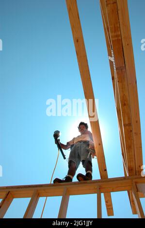Lateinischen Belegschaft Gebäude Holzstab gebaut Haus Hause schneiden Maßnahme Nagelung an heißen Tag Stockfoto