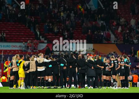 Manchester, Großbritannien. 06.. Juli 2022. Manchester, England, Juli 6. 2022: Das Team Austria ist nach ihrem Verlust beim UEFA Womens Euro 2022 Fußballspiel zwischen England und Österreich im Old Trafford in Manchester, England, niedergeschlagen. (Daniela Porcelli /SPP) Quelle: SPP Sport Press Foto. /Alamy Live News Stockfoto