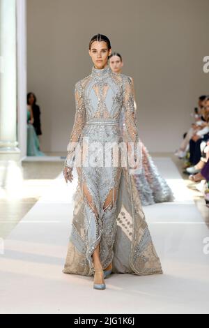 Paris, Frankreich. 6.. Juli 2022. Ein Modell präsentiert eine Kreation aus der Haute Couture Kollektion Herbst/Winter 2022-2023 von Elie Saab während der Pariser Modewoche am 6. Juli 2022 in Paris, Frankreich. Quelle: Piero Biasion/Xinhua/Alamy Live News Stockfoto