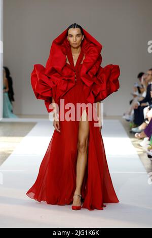 Paris, Frankreich. 6.. Juli 2022. Ein Modell präsentiert eine Kreation aus der Haute Couture Kollektion Herbst/Winter 2022-2023 von Elie Saab während der Pariser Modewoche am 6. Juli 2022 in Paris, Frankreich. Quelle: Piero Biasion/Xinhua/Alamy Live News Stockfoto