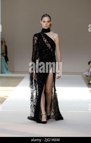 Paris, Frankreich. 6.. Juli 2022. Ein Modell präsentiert eine Kreation aus der Haute Couture Kollektion Herbst/Winter 2022-2023 von Elie Saab während der Pariser Modewoche am 6. Juli 2022 in Paris, Frankreich. Quelle: Piero Biasion/Xinhua/Alamy Live News Stockfoto