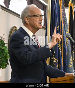 Emporia, Kansas, USA. 6.. Juli 2022. Der US-Senator Jerry Moran (R-KS) führt heute den Vorsitz bei der Eröffnungszeremonie der Installation des ATLAS POD durch das US-Veteranenministerium an der American Legion Post 5 in Emporia. Der von Philips entwickelte Pod wurde Anfang des Jahres eingerichtet und Veteranen zur Verfügung gestellt, damit sie am 6. Juli 2022 in Emporia, Kansas, telemedizinische Termine in einem beliebigen VA-Krankenhaus haben können. Kredit: Mark Reinstein/Media Punch/Alamy Live Nachrichten Stockfoto