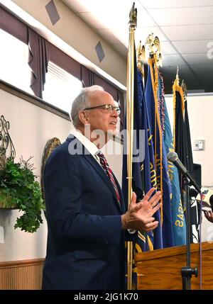 Emporia, Kansas, USA. 6.. Juli 2022. Der US-Senator Jerry Moran (R-KS) führt heute den Vorsitz bei der Eröffnungszeremonie der Installation des ATLAS POD durch das US-Veteranenministerium an der American Legion Post 5 in Emporia. Der von Philips entwickelte Pod wurde Anfang des Jahres eingerichtet und Veteranen zur Verfügung gestellt, damit sie am 6. Juli 2022 in Emporia, Kansas, telemedizinische Termine in einem beliebigen VA-Krankenhaus haben können. Kredit: Mark Reinstein/Media Punch/Alamy Live Nachrichten Stockfoto