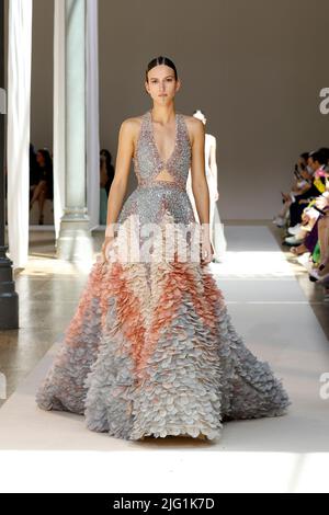 Paris, Frankreich. 6.. Juli 2022. Ein Modell präsentiert eine Kreation aus der Haute Couture Kollektion Herbst/Winter 2022-2023 von Elie Saab während der Pariser Modewoche am 6. Juli 2022 in Paris, Frankreich. Quelle: Piero Biasion/Xinhua/Alamy Live News Stockfoto