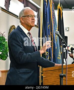 Emporia, Kansas, USA. 6.. Juli 2022. Der US-Senator Jerry Moran (R-KS) führt heute den Vorsitz bei der Eröffnungszeremonie der Installation des ATLAS POD durch das US-Veteranenministerium an der American Legion Post 5 in Emporia. Der von Philips entwickelte Pod wurde Anfang des Jahres eingerichtet und Veteranen zur Verfügung gestellt, damit sie am 6. Juli 2022 in Emporia, Kansas, telemedizinische Termine in einem beliebigen VA-Krankenhaus haben können. Kredit: Mark Reinstein/Media Punch/Alamy Live Nachrichten Stockfoto