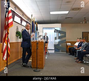 Emporia, Kansas, USA. 6.. Juli 2022. Der US-Senator Jerry Moran (R-KS) führt heute den Vorsitz bei der Eröffnungszeremonie der Installation des ATLAS POD durch das US-Veteranenministerium an der American Legion Post 5 in Emporia. Der von Philips entwickelte Pod wurde Anfang des Jahres eingerichtet und Veteranen zur Verfügung gestellt, damit sie am 6. Juli 2022 in Emporia, Kansas, telemedizinische Termine in einem beliebigen VA-Krankenhaus haben können. Kredit: Mark Reinstein/Media Punch/Alamy Live Nachrichten Stockfoto