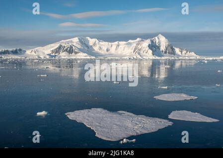 Eisberge und Berge im Crystal Sound auf der Antarktischen Halbinsel Stockfoto