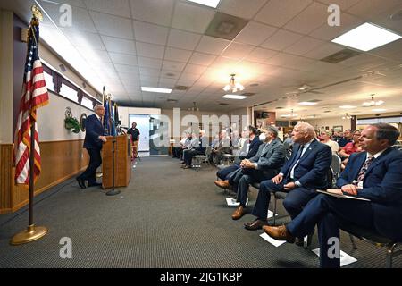 Emporia, Kansas, USA. 6.. Juli 2022. Der US-Senator Jerry Moran (R-KS) führt heute den Vorsitz bei der Eröffnungszeremonie der Installation des ATLAS POD durch das US-Veteranenministerium an der American Legion Post 5 in Emporia. Der von Philips entwickelte Pod wurde Anfang des Jahres eingerichtet und Veteranen zur Verfügung gestellt, damit sie am 6. Juli 2022 in Emporia, Kansas, telemedizinische Termine in einem beliebigen VA-Krankenhaus haben können. Kredit: Mark Reinstein/Media Punch/Alamy Live Nachrichten Stockfoto