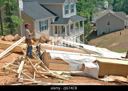 Lateinischen Belegschaft Gebäude Holzstab gebaut Haus Hause schneiden Maßnahme Nagelung an heißen Tag Stockfoto