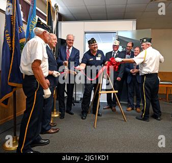 Emporia, Kansas, USA. 6.. Juli 2022. Der Senator der Vereinigten Staaten, Jerry Moran (R-KS), führt heute den Vorsitz über den Bandschnitt, der die ATLAS-Kapsel offiziell während der Zeremonie der offenen Tür des US-Veteranenministeriums bei der American Legion Post 5 in Emporia eröffnet. Der von Philips entwickelte Pod wurde Anfang des Jahres eingerichtet und Veteranen zur Verfügung gestellt, damit sie am 6. Juli 2022 in Emporia, Kansas, telemedizinische Termine in einem beliebigen VA-Krankenhaus haben können. Kredit: Mark Reinstein/Media Punch/Alamy Live Nachrichten Stockfoto