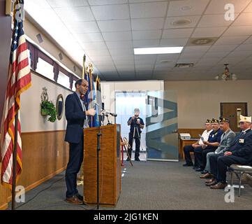 Emporia, Kansas, USA. 6.. Juli 2022. Dr. Neil Evans, Chief Officer des VA Office of Connected Care, spricht heute bei der Eröffnungszeremonie der Installation des ATLAS POD durch das US-Veteranenministerium an der American Legion Post 5 in Emporia. Der von Philips entwickelte Pod wurde Anfang des Jahres eingerichtet und Veteranen zur Verfügung gestellt, damit sie am 6. Juli 2022 in Emporia, Kansas, telemedizinische Termine in einem beliebigen VA-Krankenhaus haben können. Kredit: Mark Reinstein/Media Punch/Alamy Live Nachrichten Stockfoto