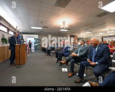 Emporia, Kansas, USA. 6.. Juli 2022. Dr. Neil Evans, Chief Officer des VA Office of Connected Care, spricht heute bei der Eröffnungszeremonie der Installation des ATLAS POD durch das US-Veteranenministerium an der American Legion Post 5 in Emporia. Der von Philips entwickelte Pod wurde Anfang des Jahres eingerichtet und Veteranen zur Verfügung gestellt, damit sie am 6. Juli 2022 in Emporia, Kansas, telemedizinische Termine in einem beliebigen VA-Krankenhaus haben können. Kredit: Mark Reinstein/Media Punch/Alamy Live Nachrichten Stockfoto