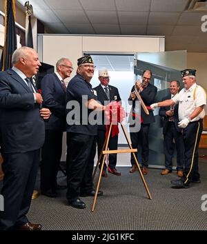 Emporia, Kansas, USA. 6.. Juli 2022. Der Senator der Vereinigten Staaten, Jerry Moran (R-KS), führt heute den Vorsitz über den Bandschnitt, der die ATLAS-Kapsel offiziell während der Zeremonie der offenen Tür des US-Veteranenministeriums bei der American Legion Post 5 in Emporia eröffnet. Der von Philips entwickelte Pod wurde Anfang des Jahres eingerichtet und Veteranen zur Verfügung gestellt, damit sie am 6. Juli 2022 in Emporia, Kansas, telemedizinische Termine in einem beliebigen VA-Krankenhaus haben können. Kredit: Mark Reinstein/Media Punch/Alamy Live Nachrichten Stockfoto